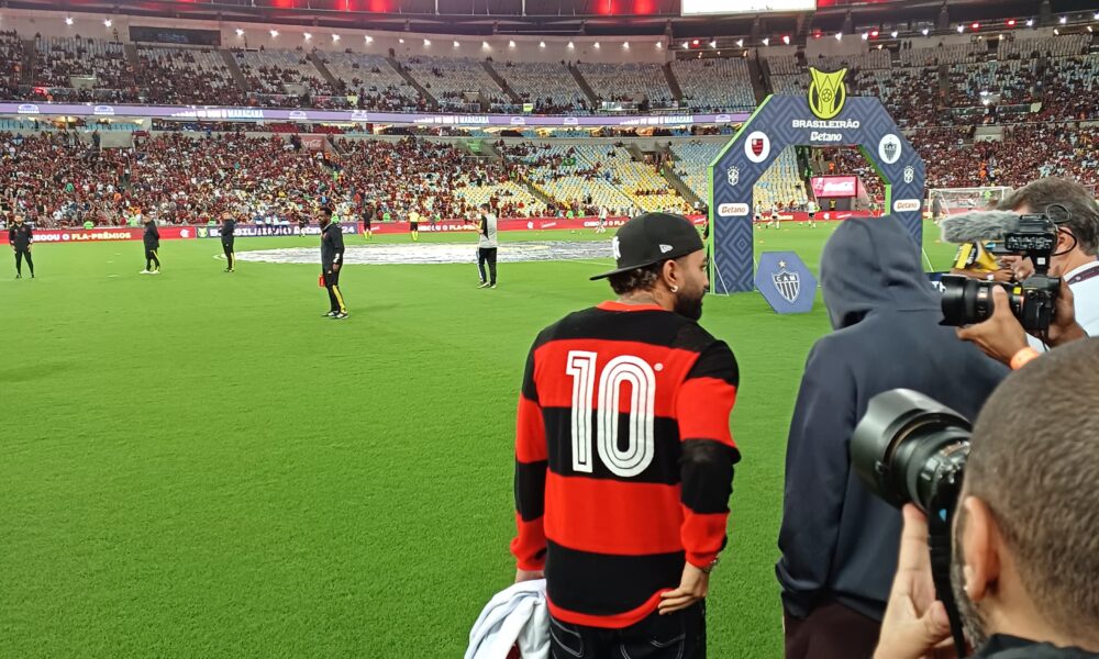 Away, Gabigol was seen following Flamengo's warm-up at the Maracanã