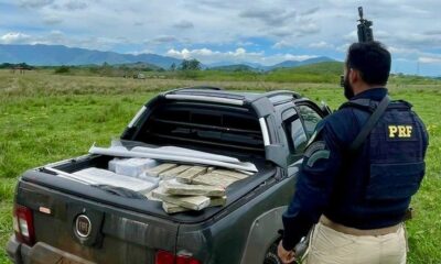 PRF apreende 650 kg de maconha após perseguição no RJ