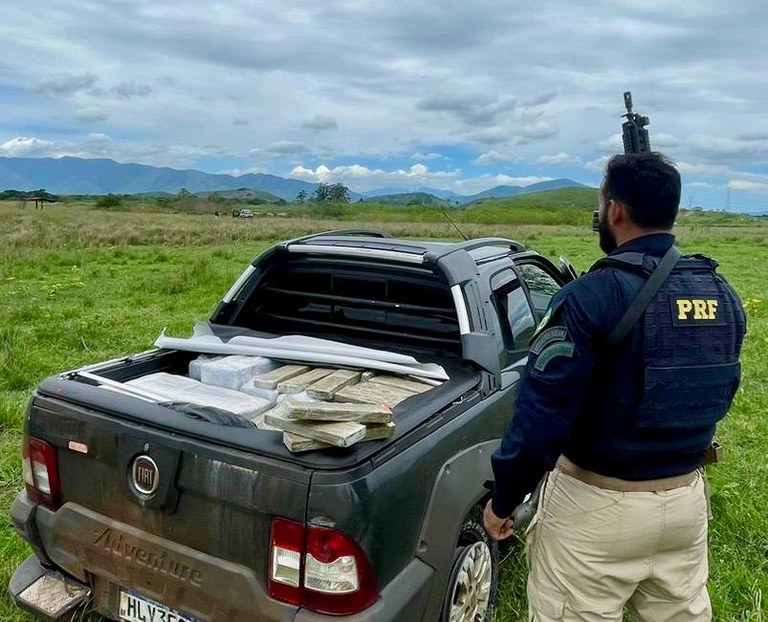 PRF apreende 650 kg de maconha após perseguição no RJ