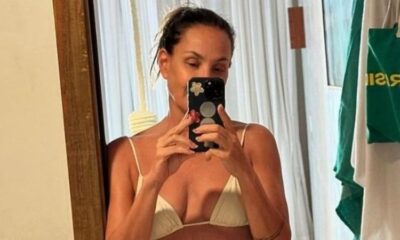 Carolina Ferraz encanta com selfie de biquíni no espelho