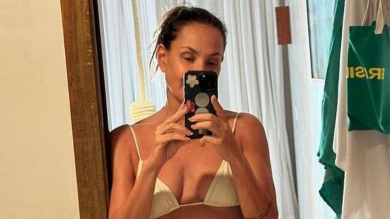 Carolina Ferraz encanta com selfie de biquíni no espelho