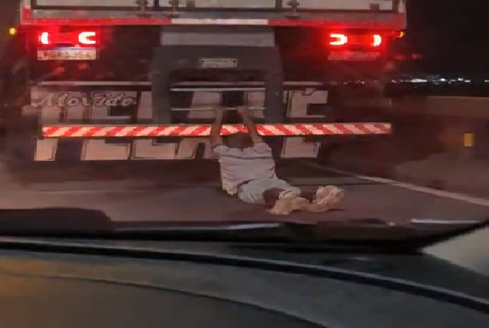 Homem pegando carona em caminhão na Ponte Rio-Niterói. Foto: Reprodução