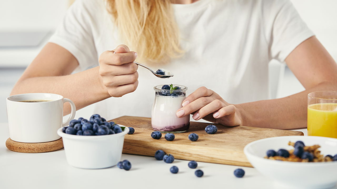 Iogurte natural ou grego? Escolha o melhor para sua dieta