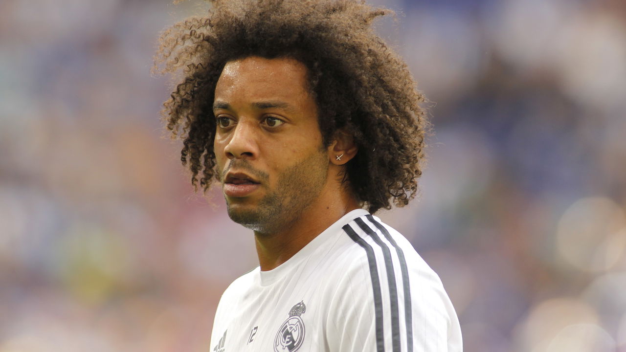 O lateral-esquerdo Marcelo, famoso por sua bem-sucedida carreira no Real Madrid, está atualmente sem clube após deixar o Fluminense. Marcado por uma trajetória repleta de conquistas na Europa, ele se vê agora em busca de novas oportunidades no mercado da bola. Embora tenha deixado uma impressão importante durante seu tempo no clube carioca, Marcelo teve uma saída conturbada decorrente de um desentendimento com o técnico Mano Menezes. Essa situação fez com que ele ficasse livre para negociar com outras equipes. Entre os interesses revelados está o Corinthians, um dos gigantes do futebol brasileiro, que considera a possibilidade de contratá-lo para a próxima temporada. Qual é a proposta do Corinthians para Marcelo? Apesar do interesse, o Corinthians encontrou um empecilho significativo nas negociações com Marcelo: o valor pedido pelo jogador para acertar um contrato. De acordo com informações do portal RTI Esporte, Marcelo pediu uma remuneração total de cerca de R$ 1,3 milhão por mês. Isso inclui salário, bonificações e metas, representando mais que o dobro do que recebia no Fluminense. Essa alta expectativa salarial gerou um impasse nas conversas, esfriando o interesse inicial do clube paulista. O Corinthians, que está sempre atento a boas oportunidades de mercado, mantém-se hábil nas negociações, mas busca condições mais viáveis para as finanças do clube. Quais são as alternativas do Corinthians além de Marcelo? Enquanto as conversações com Marcelo estão paralisadas, o Corinthians continua a trabalhar em outras frentes para reforçar seu elenco. Um dos focos atuais do clube é a contratação definitiva do goleiro Hugo Souza, atualmente emprestado pelo Flamengo. Além disso, o time está atento a outras opções no mercado que possam prover a qualidade necessária sem comprometer a saúde financeira. O interesse em Danilo Barbosa, atualmente no Botafogo, é um exemplo das démarches realizadas pelo clube para manter um elenco competitivo. A diretoria do Corinthians está comprometida em equilibrar a ambição por talentos de alto nível com a necessidade de prudência financeira. Onde Marcelo pode continuar sua carreira? Para além do Corinthians, Marcelo pode encontrar diversas outras oportunidades tanto no Brasil quanto no exterior. As qualidades e a experiência do lateral-esquerdo ainda são altamente valorizadas, tornando-o um alvo desejável para diferentes equipes. Muito dependerá das expectativas salariais de Marcelo e do alinhamento destas com a realidade econômica dos clubes interessados. Enquanto ele avalia as possibilidades, fãs de futebol em todo o mundo ficam atentos para saber qual será o próximo capítulo da carreira do jogador que marcou uma era no Real Madrid.