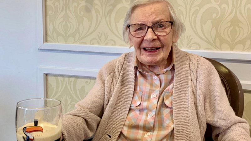 Mulher de 105 anos revela segredo da longevidade: Tomar cerveja e não se casar