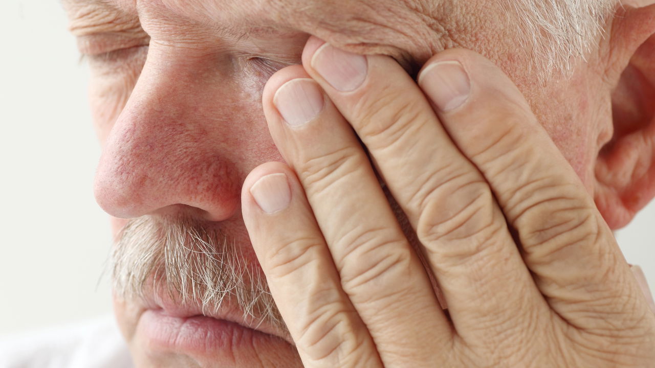 O que pode causar tremor nos olhos?