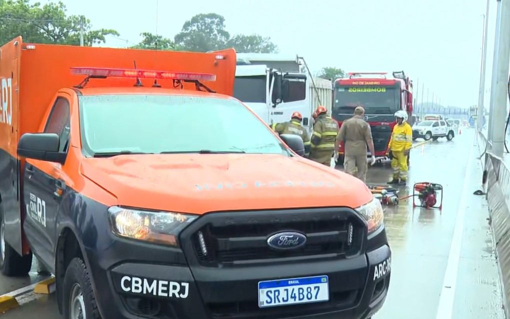 Acidente na Avenida Brasil deixa criança morta e adolescente ferido