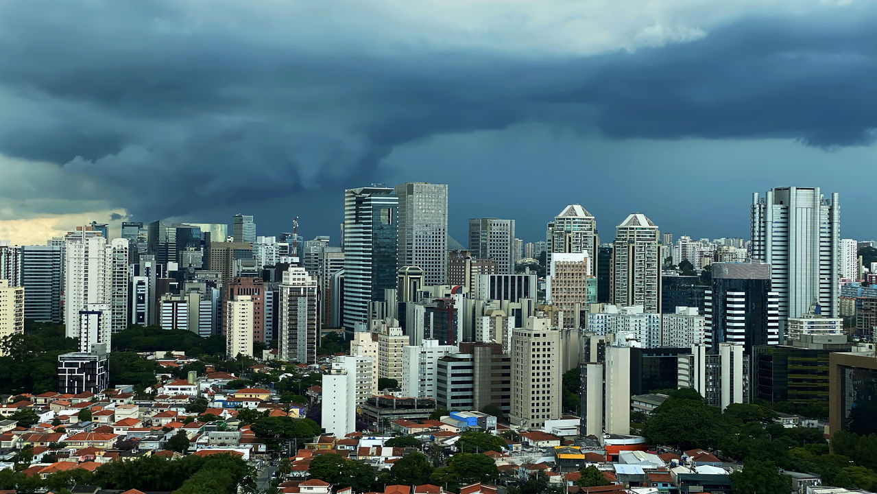 Chuvas e calor em São Paulo: Como o clima tropical molda dezembro e o verão na metrópole