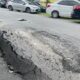 Asfalto danificado na Avenida Ribeiro Dantas, em Bangu, na Zona Oeste do Rio.