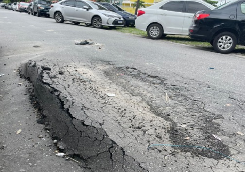 Asfalto danificado na Avenida Ribeiro Dantas, em Bangu, na Zona Oeste do Rio.