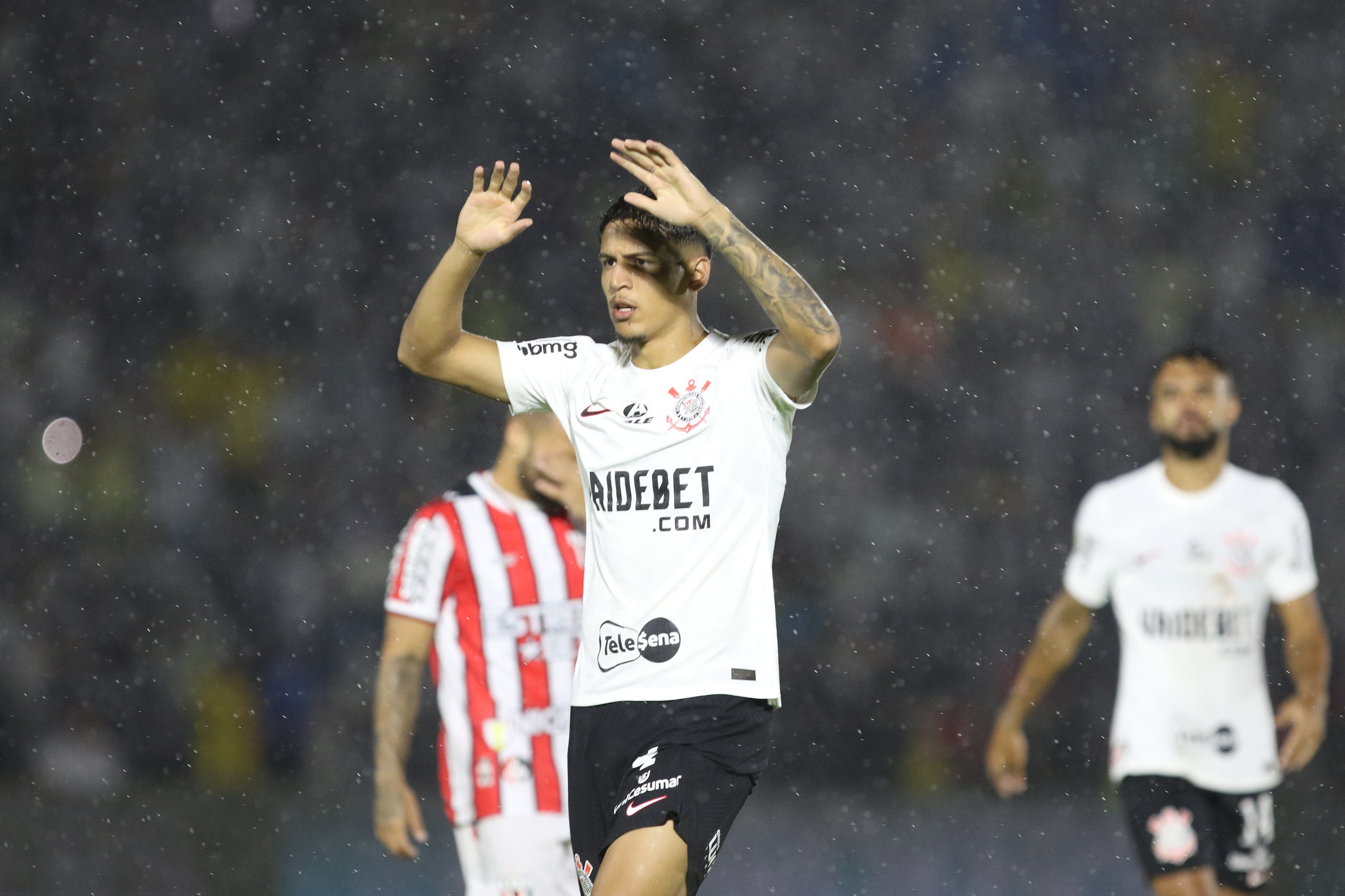 Caetano no Corinthians (Foto: Célio Messias/Ag. Paulistão)