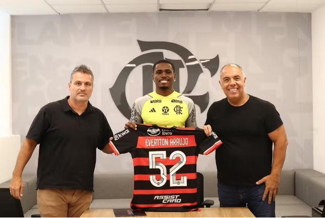 Evertton Araujo renova com o Flamengo até dezembro de 2028