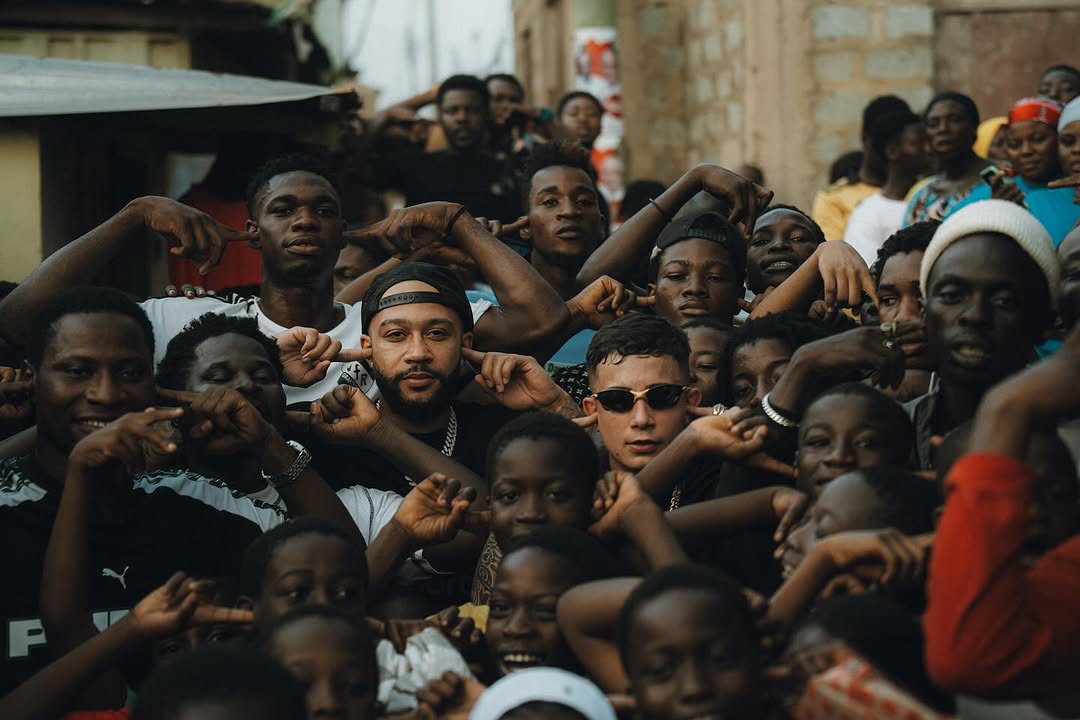 Memphis Depay promove Corinthians e realiza ações sociais com MC Hariel em Gana