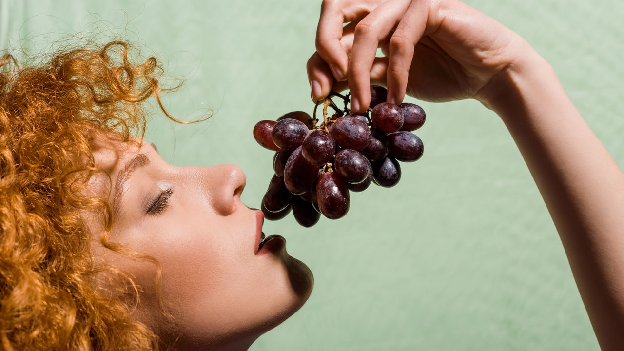 Comer uvas debaixo da mesa: Simpatia para prosperidade e amor no Réveillon