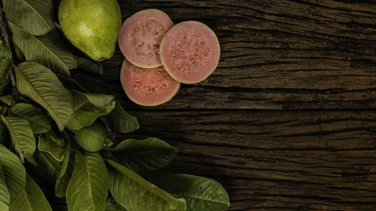 Chá de folha de goiaba: Um tratamento natural para o corpo e o couro cabeludo