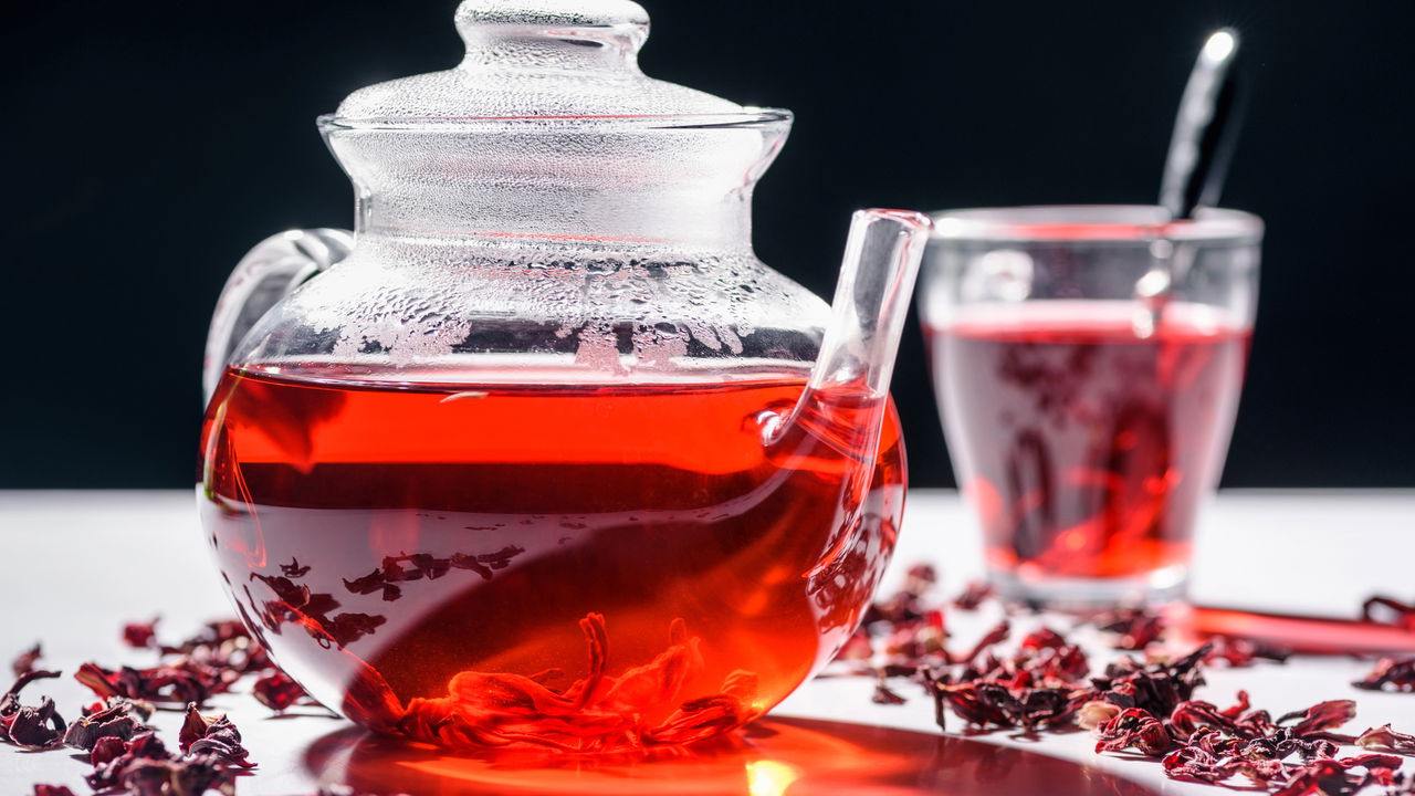 Chá de hibisco: Uma bebida refrescante que ajuda na saúde e bem-estar