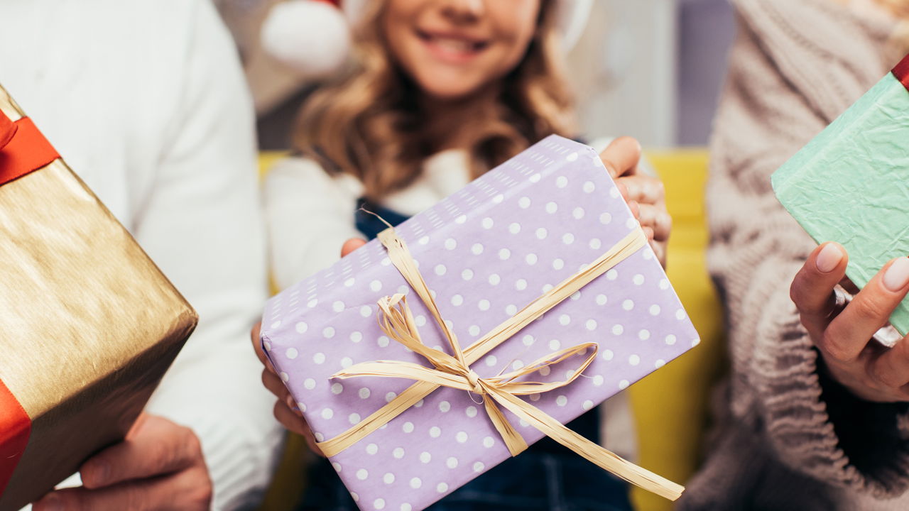 Desafios das Compras de Natal: O Perigo dos Produtos Falsificados Com a chegada do Natal, a busca por presentes se intensifica, e os consumidores precisam estar atentos aos riscos representados pelos produtos falsificados. Este problema não impacta apenas as finanças pessoais, mas também causa distorções econômicas de grande escala. É vital compreender as implicações desses produtos para garantir compras seguras e proteger os direitos dos consumidores. O mercado de produtos falsificados abrange uma variedade diversa de itens, incluindo tecnologias, roupas e acessórios de prestígio. Muitas vezes vendidos como verdadeiros, esses produtos enganam consumidores desprevenidos. Além disso, a compra de itens falsos pode estar ligada ao fortalecimento de atividades ilegais, resultando em um impacto econômico e social significativo. Quais São as Consequências de Comprar Produtos Falsos? Ao adquirir produtos falsificados, os consumidores enfrentam uma série de problemas. A qualidade desses produtos costuma ser questionável, resultando em item defeituoso ou que não desempenha seu papel como esperado. No caso de dispositivos eletrônicos, a falta de conformidade com normas de segurança pode representar riscos à saúde e segurança pessoais. Além dos riscos materiais, há também consequências legais. A compra e a venda de produtos falsos configuram uma prática ilegal em diversas jurisdições, o que pode levar a penalidades judiciárias para os envolvidos. Portanto, é importante que os consumidores conheçam os riscos associados a esses produtos. Como Diferenciar Produtos Falsificados de Originais? Distinguir produtos autênticos dos falsificados pode parecer desafiador, mas alguns indícios podem ajudar: Preços notavelmente baixos: Itens com preços significativamente inferiores ao praticado no mercado devem ser vistos com ceticismo. Falta de garantias: Produtos legítimos geralmente têm garantias e políticas de devolução bem definidas. Embalagem e qualidade do produto: Incoerências ou falhas na embalagem e no design podem indicar fraude. Como Proteger-se Nas Compras de Final de Ano? Para fazer compras seguras no Natal, algumas precauções são recomendadas: Verificar a reputação do lojista: Opte por comprar em lojas de renome e investigue as avaliações feitas por outros compradores. Utilizar métodos de pagamento seguros: Prefira opções de pagamento que protejam o consumidor, como cartões de crédito reconhecidos. Desconfiar de ofertas urgentes: Ofertas que pressionam por uma decisão rápida podem ser indícios de golpes. Por Que é Crucial Combater a Pirataria de Produtos? O combate à pirataria de produtos é essencial não só para proteger o consumidor, mas também para sustentar um mercado justo e legal. A venda de produtos falsificados prejudica fabricantes legítimos, encarece produtos lícitos e pode apoiar redes criminosas. Uma atitude de consumo responsável contribui para um ambiente de mercado mais seguro e transparente. Tomar decisões fundamentadas sobre autenticidade de produtos garante não apenas a proteção pessoal, mas também promove um mercado mais ético e sustentável.