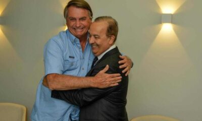 Bolsonaro e Mello abraçados