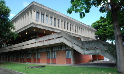 Foto do Centro de Artes visto do jardim