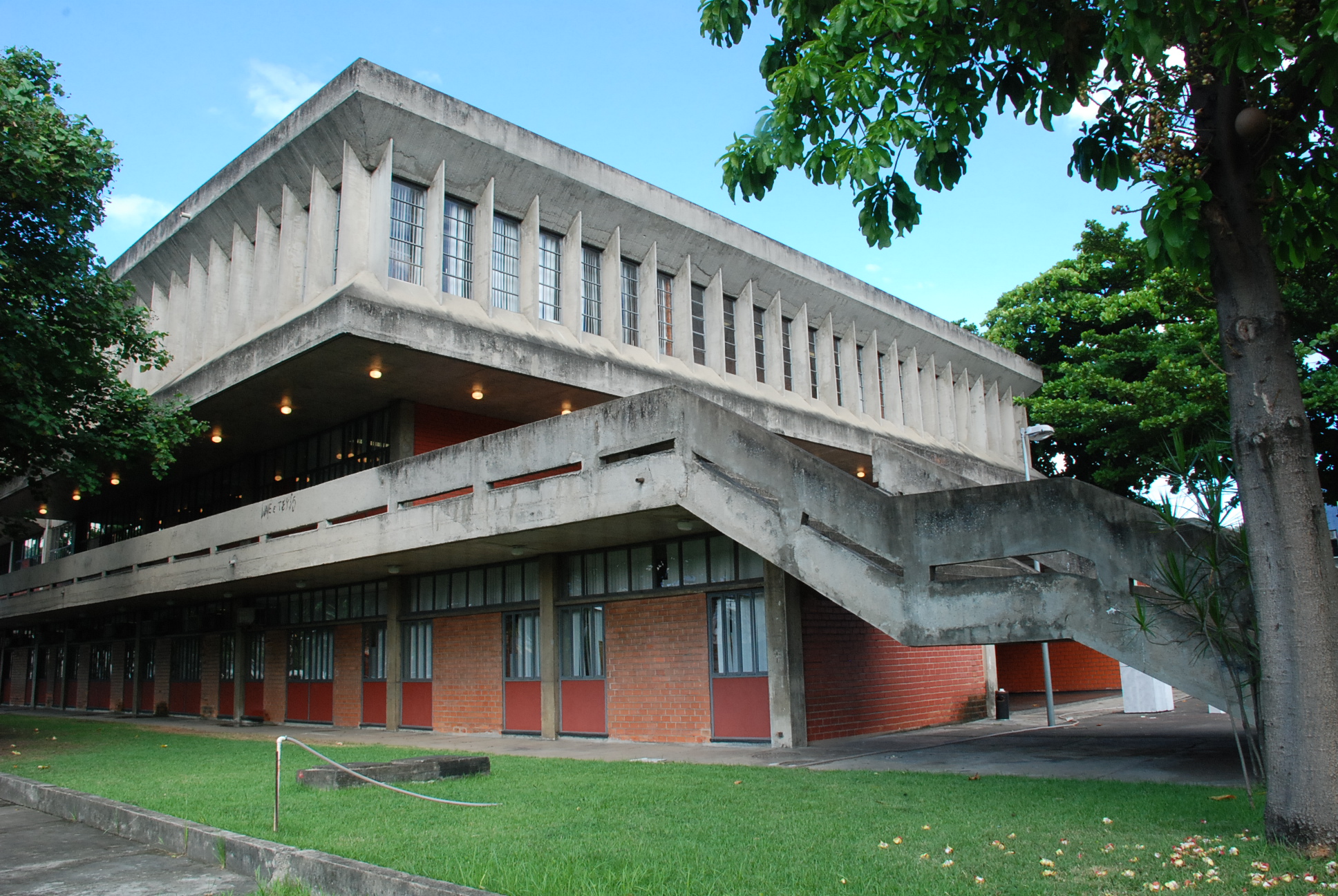 Foto do Centro de Artes visto do jardim