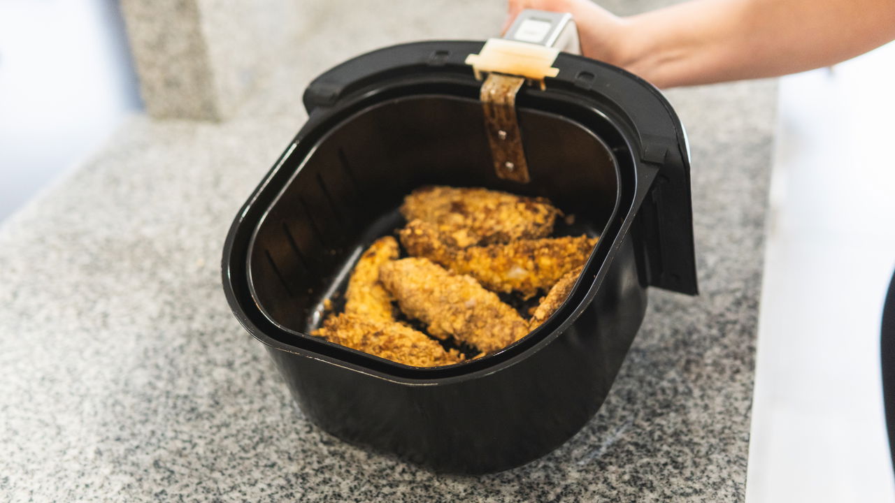 Frango empanado na airfryer: Menos óleo, mais sabor – veja como fazer