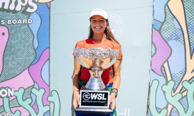 A surfista Luana Silva segurando o troféu do Campeonato Mundial de Surfe Júnior (Sub 20)