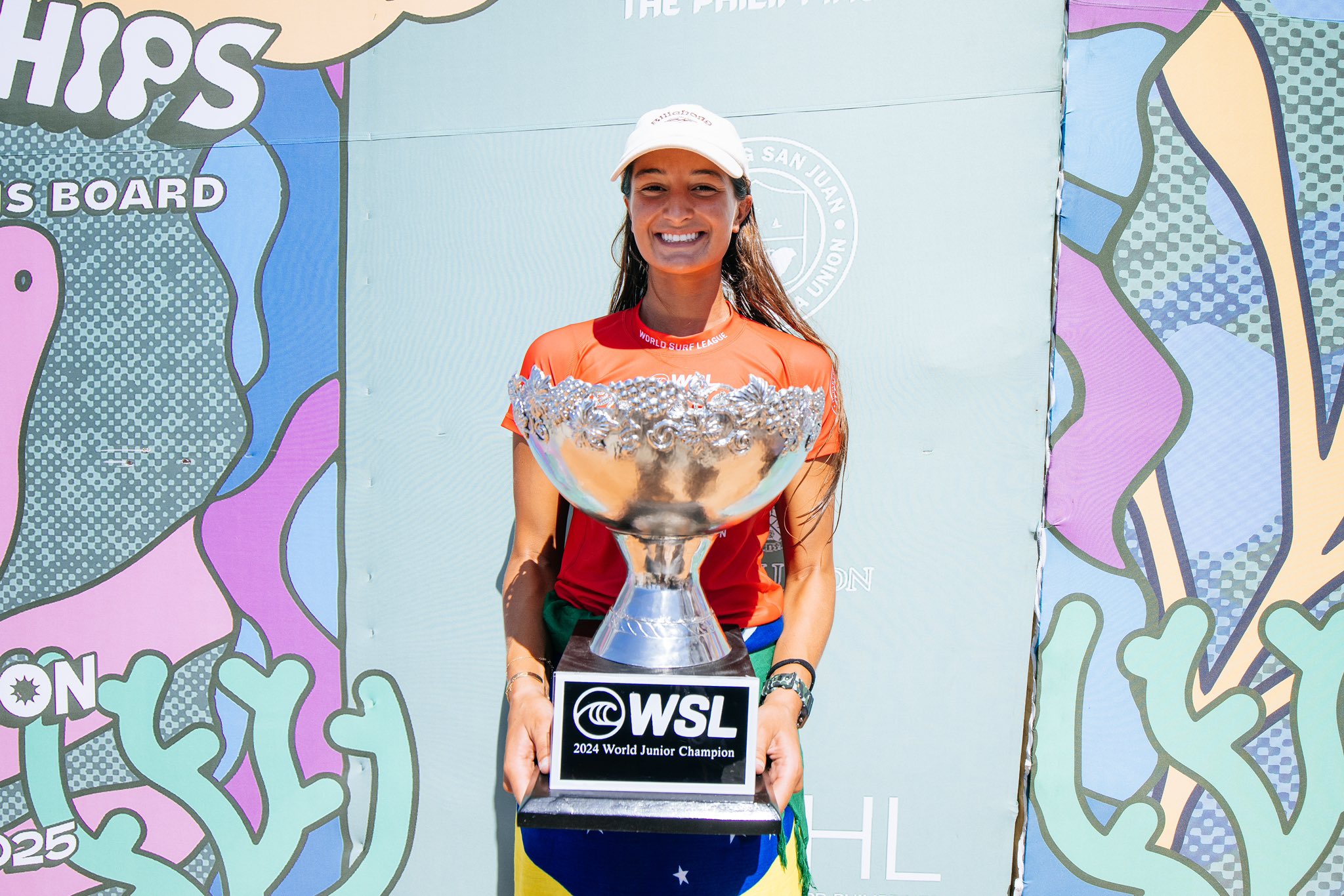 A surfista Luana Silva segurando o troféu do Campeonato Mundial de Surfe Júnior (Sub 20)