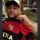 Neymar, usando um boné e segurando a camisa do Flamengo