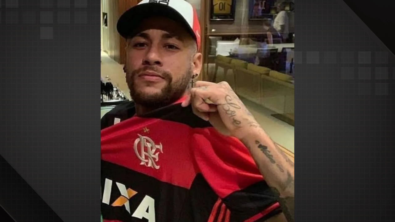 Neymar, usando um boné e segurando a camisa do Flamengo