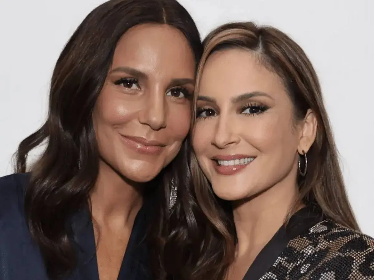 Ivete Sangalo e Claudia Leitte juntas e sorrindo