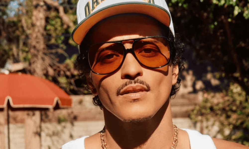 Bruno Mars faz piada sobre dívida de jogo de US$ 50 milhões