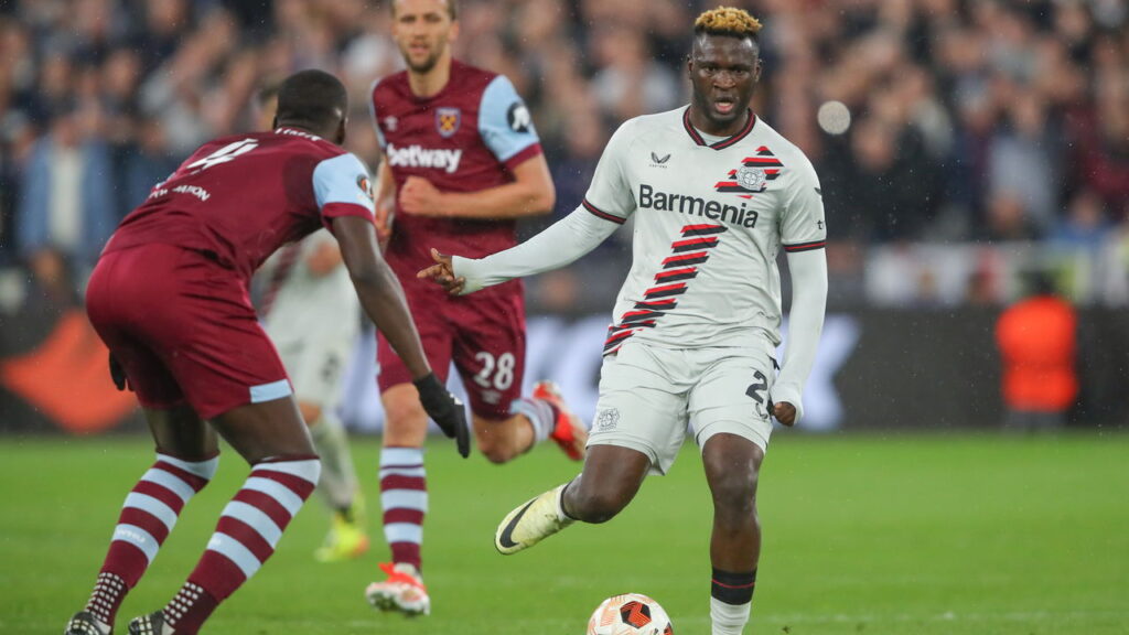 Jogador Victor Boniface em campo 