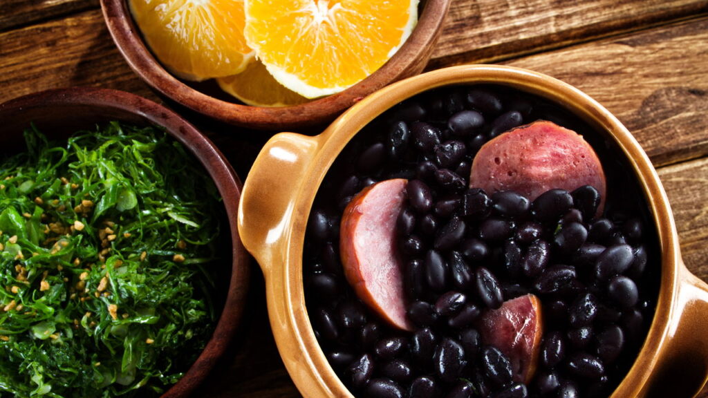 Feijoada (Créditos: depositphotos.com / diogoppr)