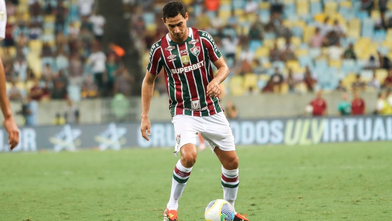 Paulo Henrique Ganso com a bola no pé em jogo do Fluminense no Maracanã