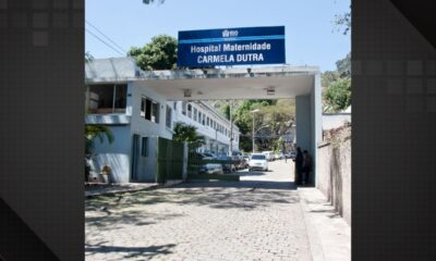 Fachada do Hospital Maternidade Carmela Dutra com céu azul e rua vazia