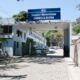 Fachada do Hospital Maternidade Carmela Dutra com céu azul e rua vazia