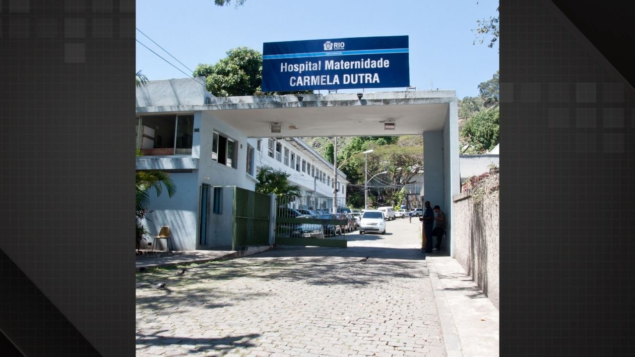 Fachada do Hospital Maternidade Carmela Dutra com céu azul e rua vazia