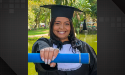 Mulher que morreu em procedimento durante fotos de formatura. Ela sorri e segura o canudo de formanda