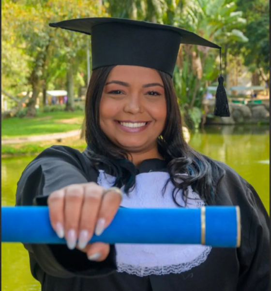 Mulher que morreu em procedimento durante fotos de formatura. Ela sorri e segura o canudo de formanda