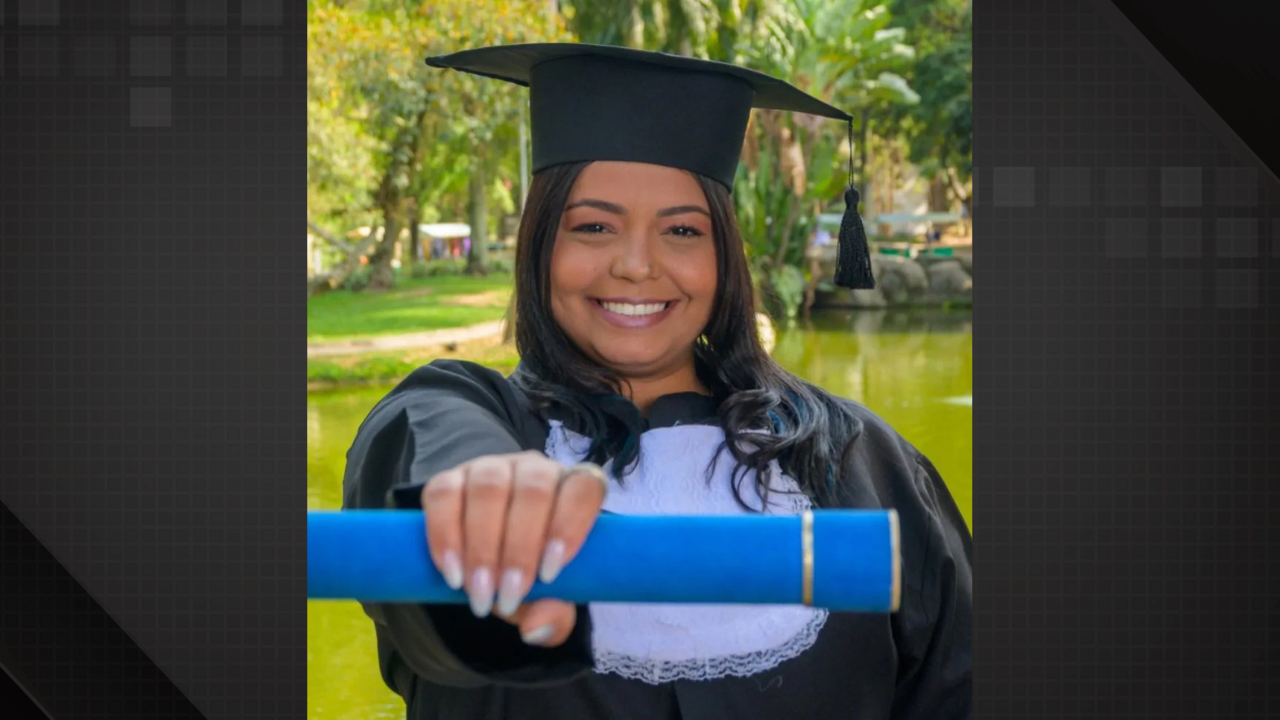 Mulher que morreu em procedimento durante fotos de formatura. Ela sorri e segura o canudo de formanda