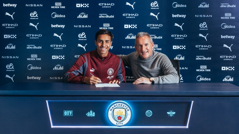 Vitor Reis é anunciado pelo Manchester City