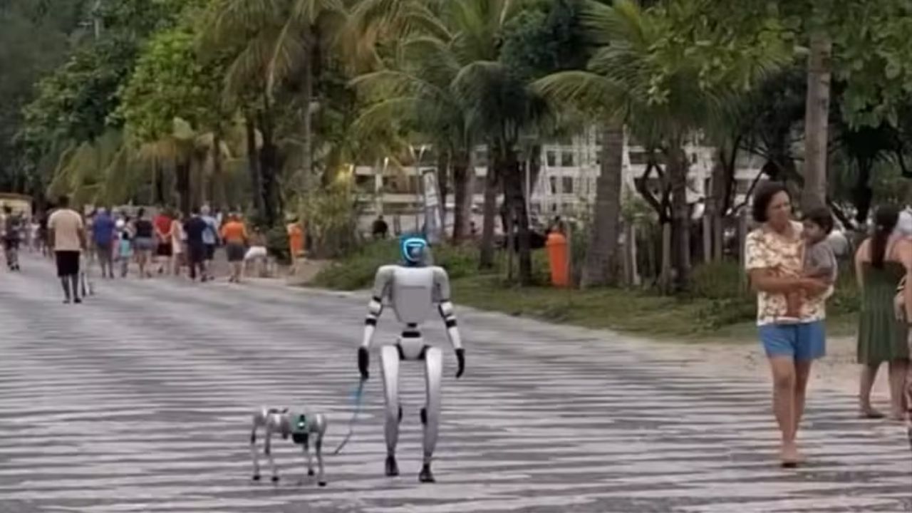 Robô e um cachorro robô 'passeiam' na orla da praia de São Francisco, em Niterói, sob olhar de curiosos