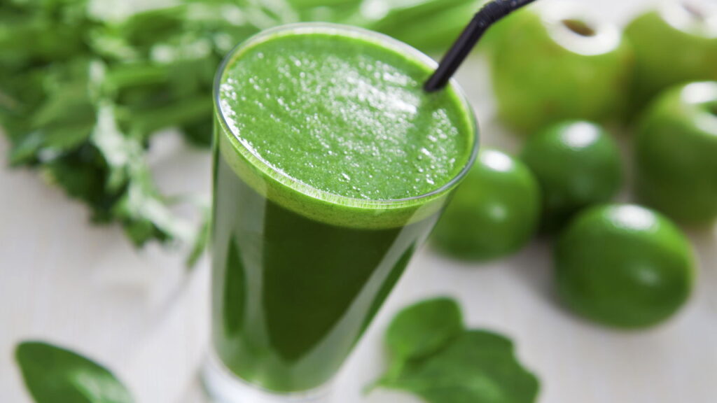 Suco verde (Créditos: depositphotos.com / zstockphotos)