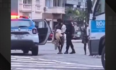 Vídeo mostra homem em situação de rua com grande tartaruga marinha debaixo do braço cercado por policiais