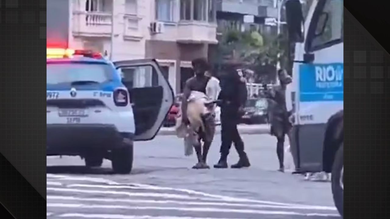 Vídeo mostra homem em situação de rua com grande tartaruga marinha debaixo do braço cercado por policiais