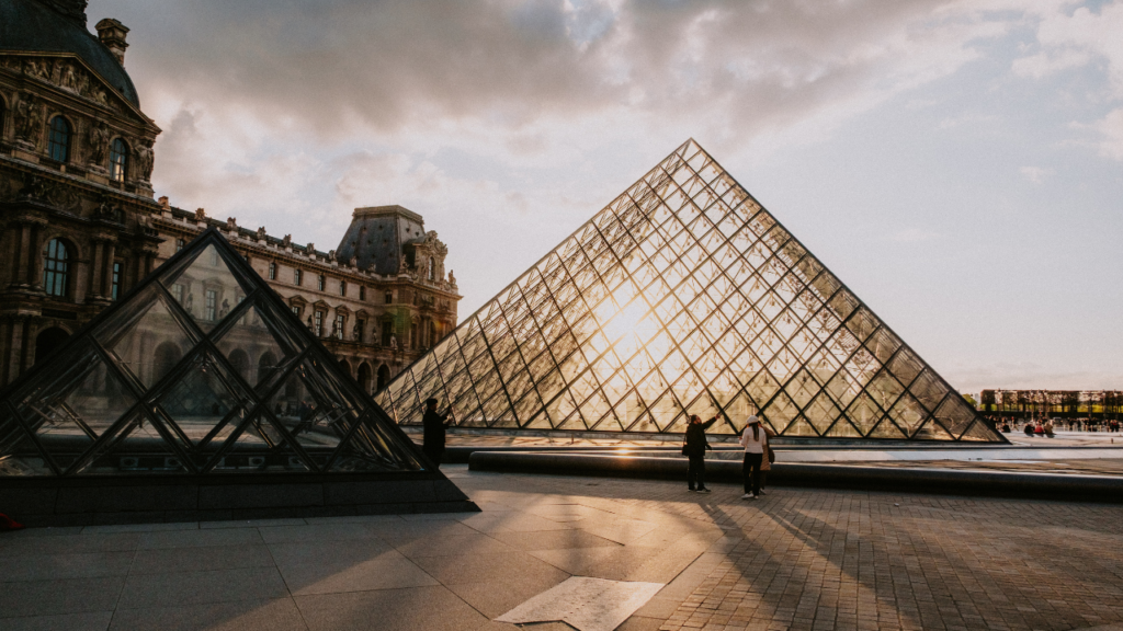 Paris: Conheça os encantos da cidade mais romântica do mundo