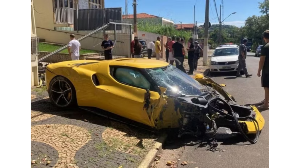 Ferrari no valor de 4 milhões de reais foi destrúida após acidente