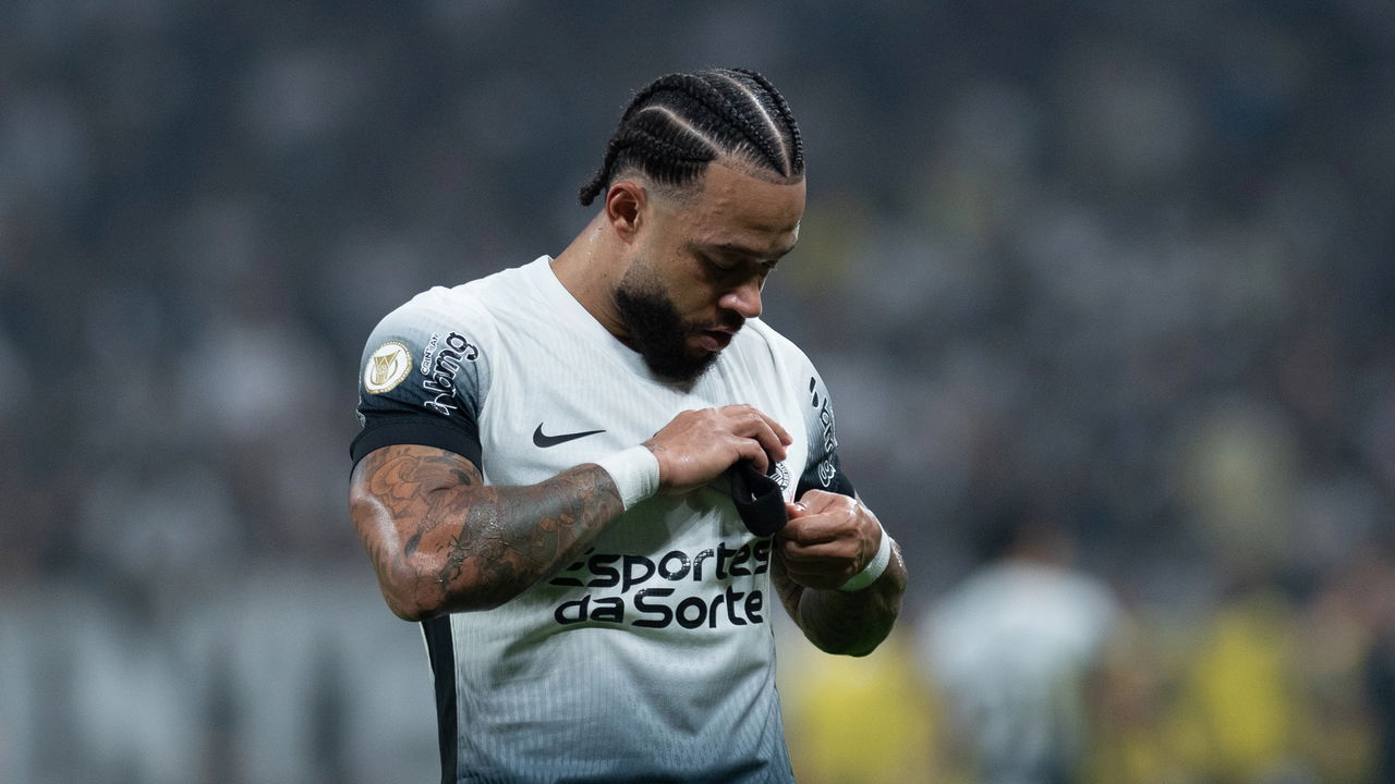 Vestindo a camisa ou só de passagem? O futuro incerto de Memphis Depay no Timão