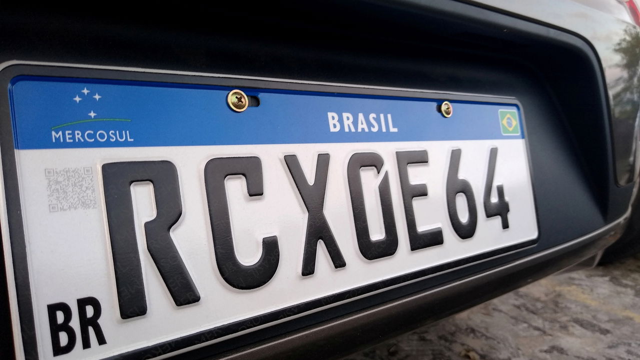 Quanto custa trocar a placa cinza do seu carro pela do padrão Mercosul?