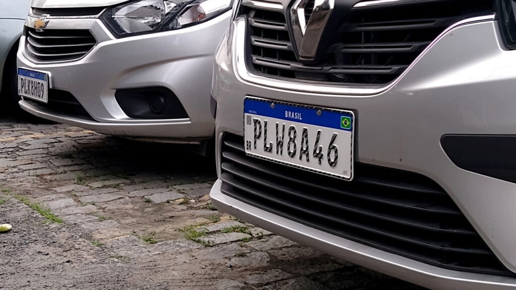 Quanto custa trocar a placa cinza do seu carro pela do padrão Mercosul?